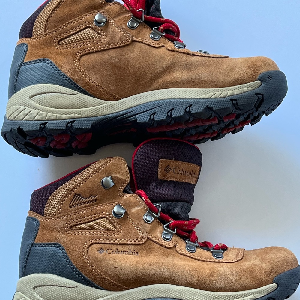 Columbia Women’s size 7 hiking boots